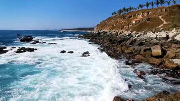 skön stenar klippor se vågor på strand kust panorama Mexiko. video