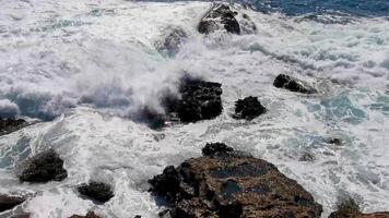 lindo pedras falésias Visão ondas às de praia costa panorama México. video