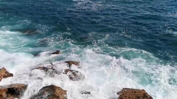 mooi rotsen kliffen visie golven Bij strand kust panorama Mexico. video