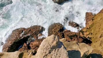 bellissimo rocce scogliere Visualizza onde a spiaggia costa panorama Messico. video