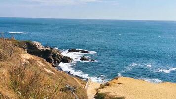 bellissimo rocce scogliere Visualizza onde a spiaggia costa panorama Messico. video