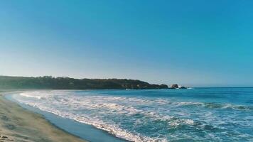 estremamente enorme grande surfer onde a spiaggia puerto escondido Messico. video