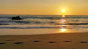 coloré d'or le coucher du soleil gros vagues rochers plage puerto escondido Mexique. video