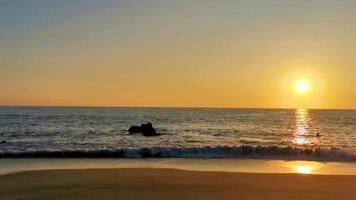 colorida dourado pôr do sol grande ondas pedras de praia porto escondido México. video