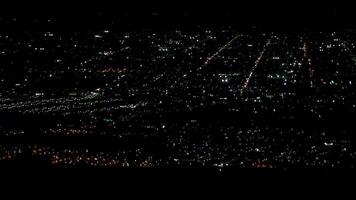 volo prendere via atterraggio aereo al di sopra di città notte cancun Messico. video
