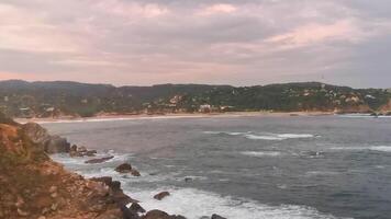 punta playa cometa zonsondergang panorama visie bergen rotsen mazunte Mexico. video