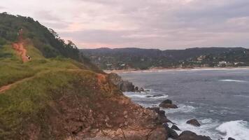 punta playa cometa puesta de sol panorama ver montañas rocas mazunte México. video