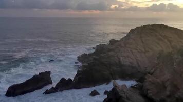 punta playa cometa puesta de sol panorama ver montañas rocas mazunte México. video