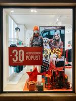 buda, montenegro - 25 diciembre 2022. escaparate de un tienda con mujer de punto ropa foto