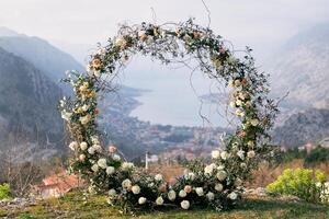 redondo Boda arco soportes en un montaña en el bahía de kotor en el Valle foto