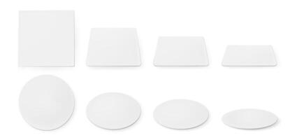 blanco papel portavasos para cerveza taza. vector realista Bosquejo de blanco cuadrado y circulo posavasos en parte superior vista. bierdeckel para taza o cartulina estera diferente formas y anglos aislado en blanco antecedentes