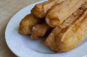 delicioso cakoi o youtiao pastel en blanco lámina. asiático comida concepto. foto