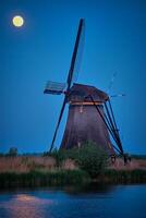 molinos de viento a kinderdijk en Holanda. Países Bajos foto