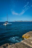 yate barco a Sarakiniko playa en Egeo mar, milos isla , Grecia foto