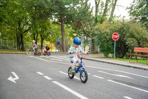 praga, checo república - octubre 10, 2023. pequeño niña a paseo público bicicleta en uno de tráfico patio de recreo en praga, checo república. alto calidad foto
