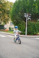 pequeño niña a paseo público bicicleta en tráfico patio de recreo en praga, checo república. alto calidad foto