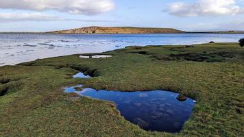 hermosa costero paisaje escenario, salvaje atlántico forma, verde colina, isla, verde césped playa a hilo de plata en galway, Irlanda, naturaleza fondo, fondo de pantalla foto