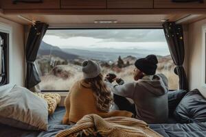 ai generado mujer y un hombre relajante en su elegante y elegante moderno caravana y disfrutando un panorámico ver foto