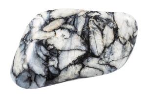 pulido pinolita mineral aislado en blanco foto