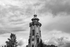 Cruz de la iglesia cristiana en alta torre campanario para la oración foto