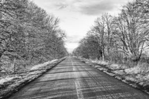 Hermosa carretera de asfalto vacía en el campo sobre fondo de color foto