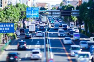 un miniatura tráfico mermelada a el céntrico calle en tokio foto