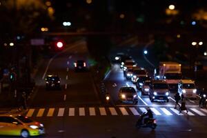 un noche lapso de tiempo miniatura tráfico mermelada a el ciudad cruce en tokio foto