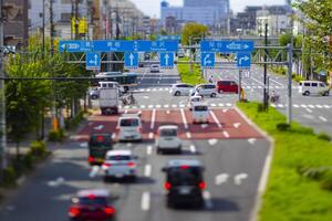 un miniatura tráfico mermelada a el urbano calle en tokio foto