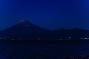 un puesta de sol Monte Fuji cerca suruga costa en shizuoka amplio Disparo foto