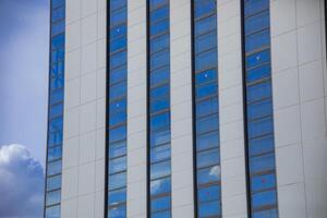 un nube reflejando el edificio en el negocio pueblo largo Disparo foto