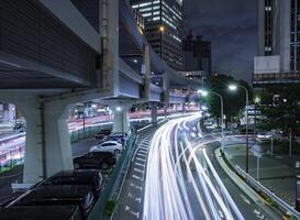 un noche tráfico mermelada a el urbano calle en tokio amplio Disparo foto