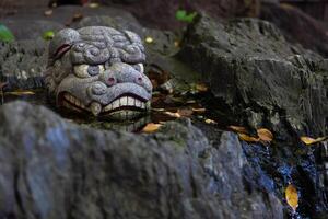 un estatua de guardián perro a japonés santuario foto