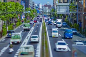 un miniatura tráfico mermelada a el urbano calle en tokio foto