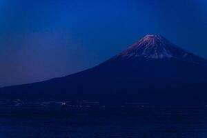 un puesta de sol de Monte Fuji cerca suruga costa en shizuoka foto