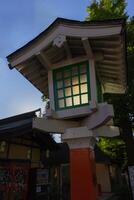 un antiguo estilo linterna a japonés santuario foto