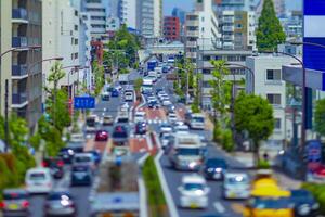 un miniatura tráfico mermelada a el urbano calle en tokio foto