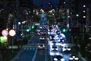 un noche miniatura tráfico mermelada a el urbano calle en tokio foto