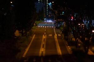 un noche lapso de tiempo de el miniatura vacío calle en tokio foto