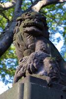 un estatua de guardián perro a japonés santuario foto