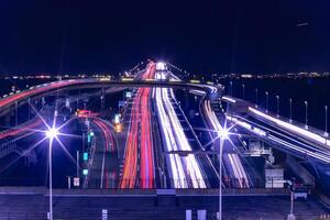 un noche tráfico mermelada en el autopista a tokio bahía zona en chiba foto