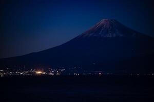 un puesta de sol de Monte Fuji cerca suruga costa en shizuoka foto