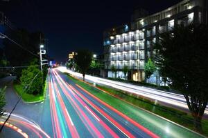 un noche tráfico mermelada a el céntrico calle en tokio amplio Disparo foto