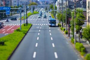 un miniatura tráfico mermelada a el urbano calle en tokio foto