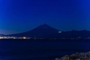 un puesta de sol Monte Fuji cerca suruga costa en shizuoka amplio Disparo foto