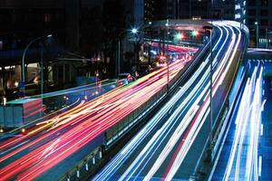 un noche tráfico mermelada a yámate avenida en tokio foto
