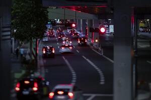 un noche miniatura tráfico mermelada a el urbano calle en tokio foto