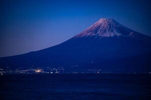 un puesta de sol de Monte Fuji cerca suruga costa en shizuoka foto