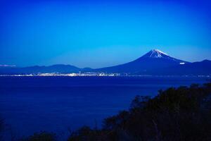 un amanecer paisaje de monte fuji cerca suruga costa en shizuoka foto