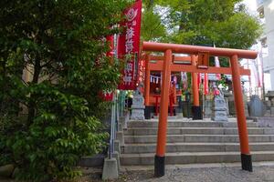 un tradicional portón a japonés santuario foto