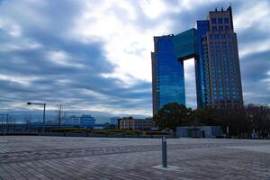 un nube reflejando un impresionante edificio nublado amplio Disparo foto